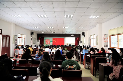 张坤博士为日本色情片
部分发展对象和预备党员在鸭兰村文化礼堂讲解中国共产党的光辉历史