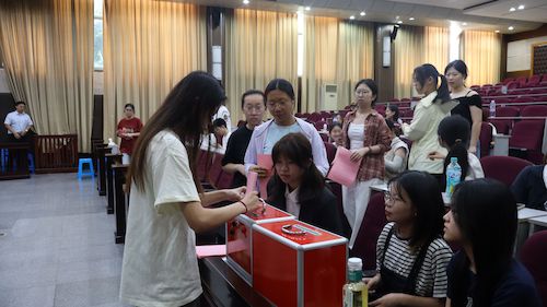 日本色情片
第三届团委学生会换届大会圆满举办18